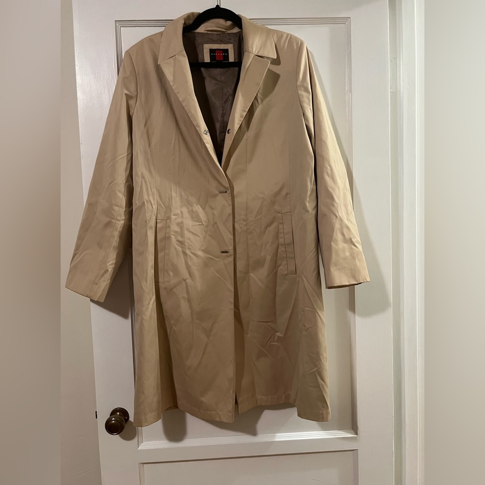 Gallery Rain Coat. Trench coat